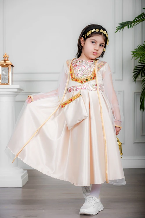 فستان بناتي تراثي لون بيج بتطريز تراثي ملون من الأمام و برباط في الخصر بدون أكمام مع قماش شيفون من الخارج و شنطة