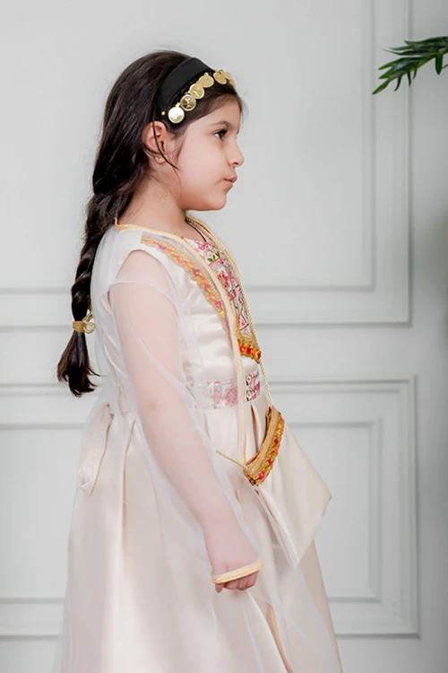 فستان بناتي تراثي لون بيج بتطريز تراثي ملون من الأمام و برباط في الخصر بدون أكمام مع قماش شيفون من الخارج و شنطة