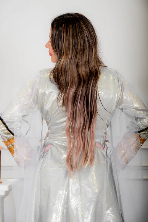 جلابية نسائية تراثية لون رمادي بتطريز تراثي ذهبي من الأمام و الأكمام برباط في الجانبين مع قماش شيفون من الخارج