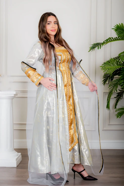 جلابية نسائية تراثية لون رمادي بتطريز تراثي ذهبي من الأمام و الأكمام برباط في الجانبين مع قماش شيفون من الخارج