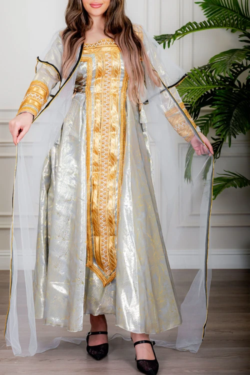 جلابية نسائية تراثية لون رمادي بتطريز تراثي ذهبي من الأمام و الأكمام برباط في الجانبين مع قماش شيفون من الخارج