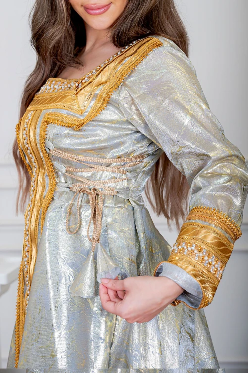 جلابية نسائية تراثية لون رمادي بتطريز تراثي ذهبي من الأمام و الأكمام برباط في الجانبين مع قماش شيفون من الخارج