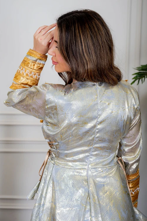 جلابية نسائية تراثية لون رمادي بتطريز تراثي ذهبي من الأمام و الأكمام برباط في الجانبين مع قماش شيفون من الخارج