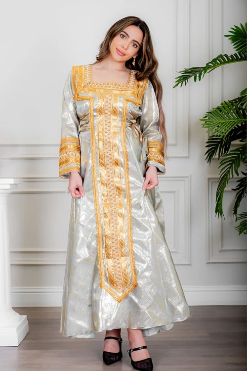 جلابية نسائية تراثية لون رمادي بتطريز تراثي ذهبي من الأمام و الأكمام برباط في الجانبين مع قماش شيفون من الخارج