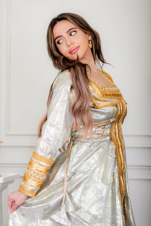 جلابية نسائية تراثية لون رمادي بتطريز تراثي ذهبي من الأمام و الأكمام برباط في الجانبين مع قماش شيفون من الخارج