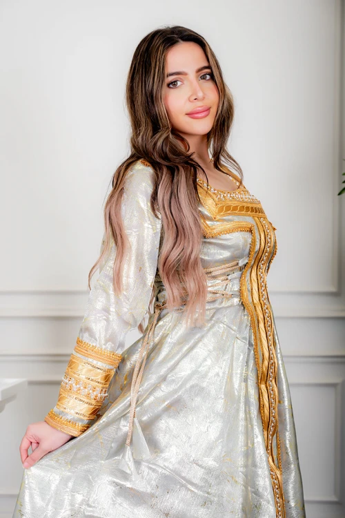 جلابية نسائية تراثية لون رمادي بتطريز تراثي ذهبي من الأمام و الأكمام برباط في الجانبين مع قماش شيفون من الخارج