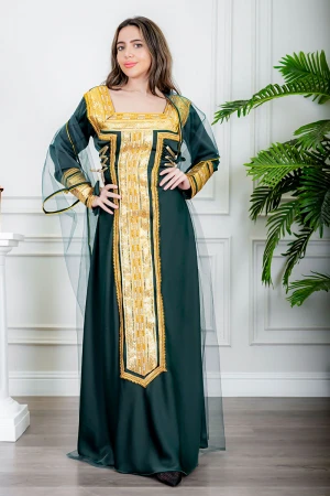 جلابية نسائية تراثية لون زيتي بتطريز تراثي ذهبي من الأمام و الأكمام برباط في الجانبين مع قماش شيفون من الخارج