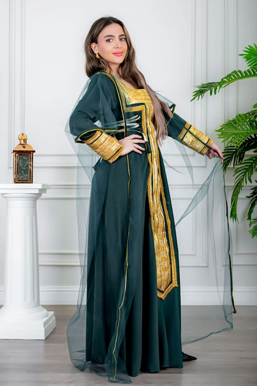 جلابية نسائية تراثية لون زيتي بتطريز تراثي ذهبي من الأمام و الأكمام برباط في الجانبين مع قماش شيفون من الخارج