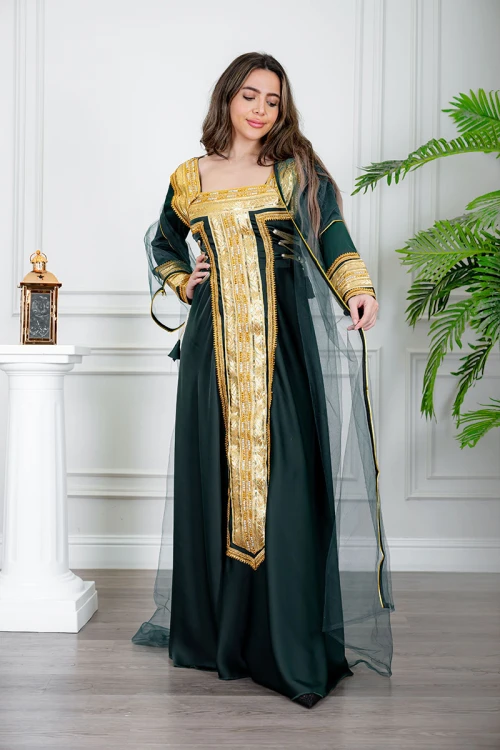 جلابية نسائية تراثية لون زيتي بتطريز تراثي ذهبي من الأمام و الأكمام برباط في الجانبين مع قماش شيفون من الخارج
