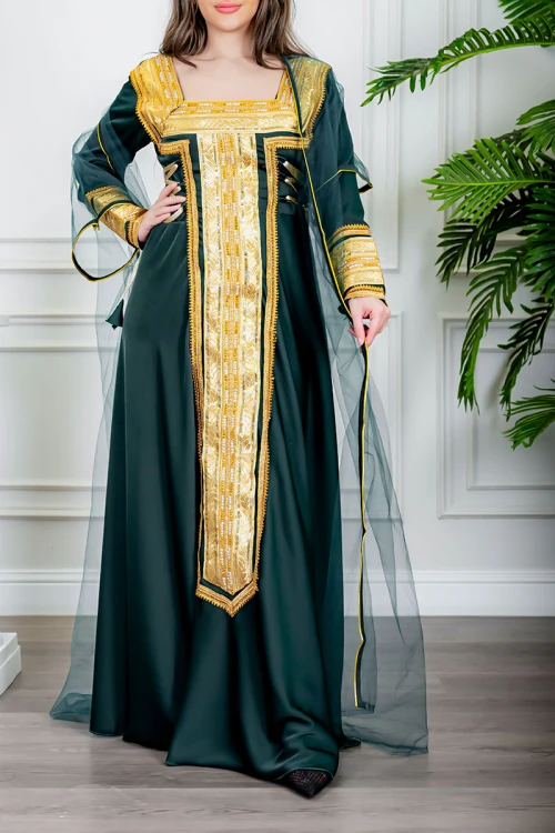 جلابية نسائية تراثية لون زيتي بتطريز تراثي ذهبي من الأمام و الأكمام برباط في الجانبين مع قماش شيفون من الخارج