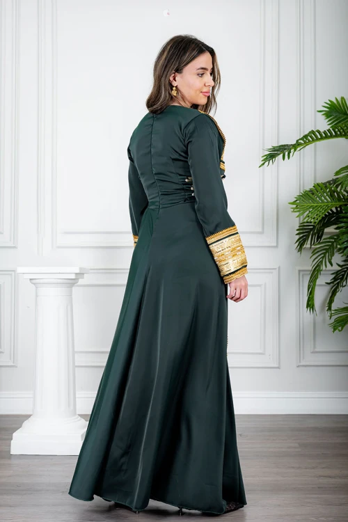 جلابية نسائية تراثية لون زيتي بتطريز تراثي ذهبي من الأمام و الأكمام برباط في الجانبين مع قماش شيفون من الخارج