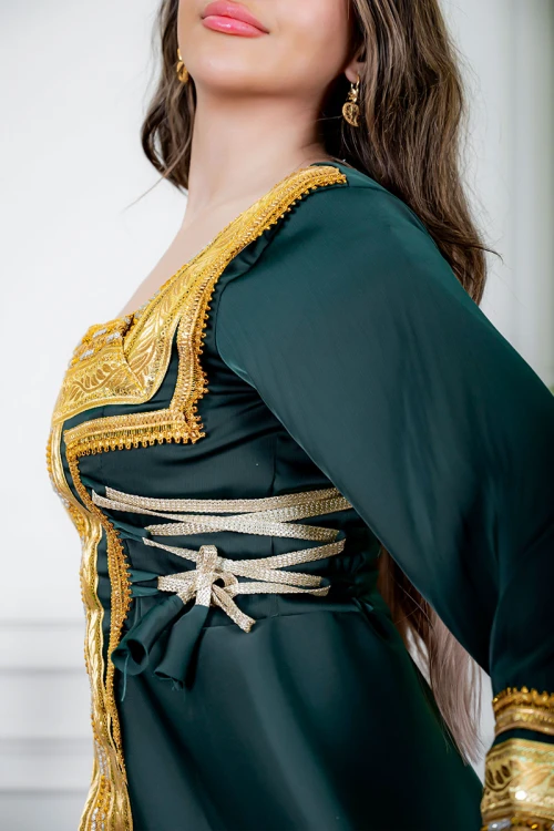 جلابية نسائية تراثية لون زيتي بتطريز تراثي ذهبي من الأمام و الأكمام برباط في الجانبين مع قماش شيفون من الخارج