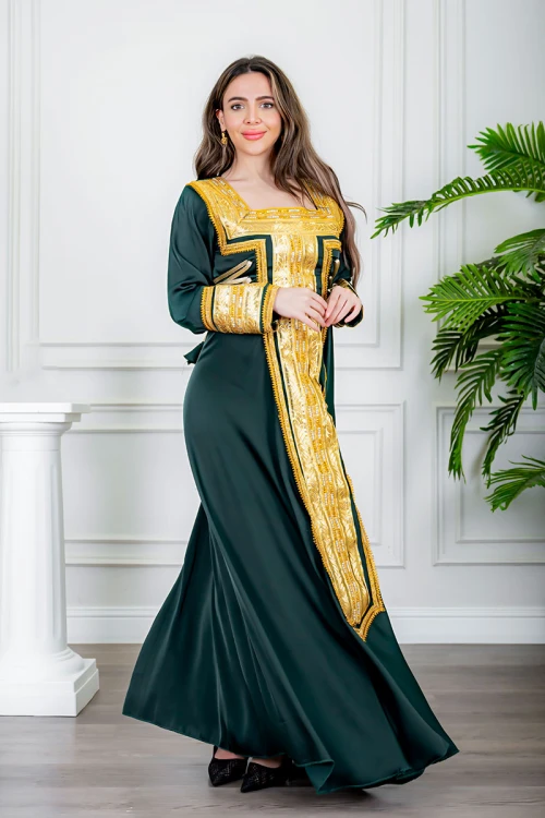 جلابية نسائية تراثية لون زيتي بتطريز تراثي ذهبي من الأمام و الأكمام برباط في الجانبين مع قماش شيفون من الخارج