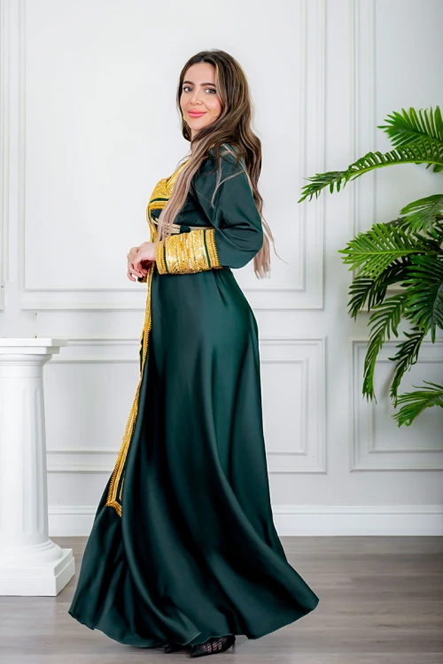 جلابية نسائية تراثية لون زيتي بتطريز تراثي ذهبي من الأمام و الأكمام برباط في الجانبين مع قماش شيفون من الخارج