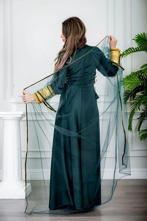 جلابية نسائية تراثية لون زيتي بتطريز تراثي ذهبي من الأمام و الأكمام برباط في الجانبين مع قماش شيفون من الخارج