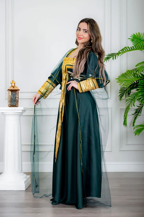 جلابية نسائية تراثية لون زيتي بتطريز تراثي ذهبي من الأمام و الأكمام برباط في الجانبين مع قماش شيفون من الخارج