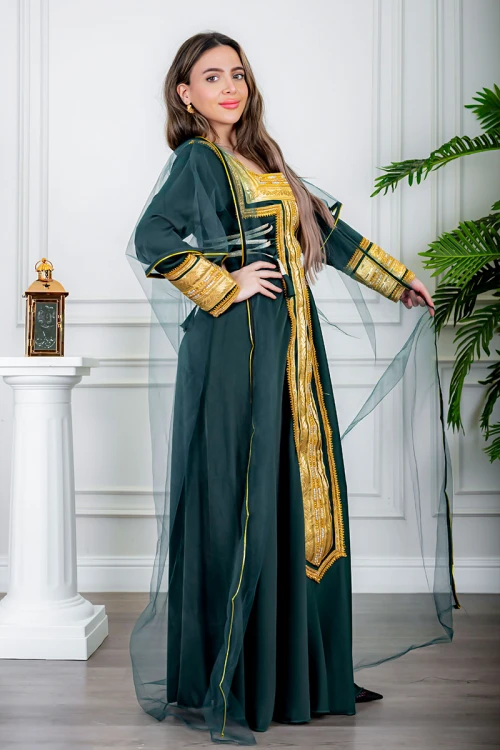 جلابية نسائية تراثية لون زيتي بتطريز تراثي ذهبي من الأمام و الأكمام برباط في الجانبين مع قماش شيفون من الخارج