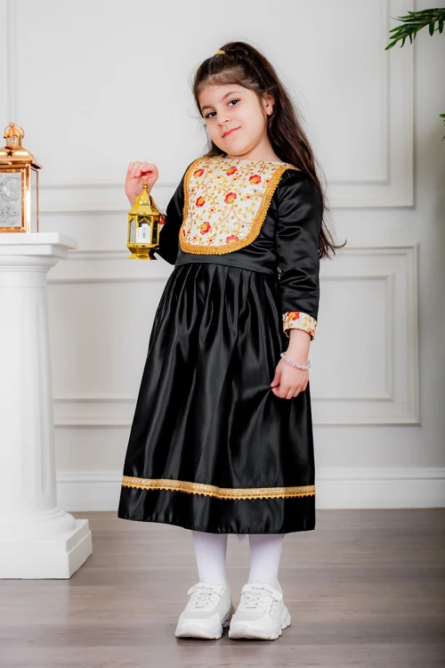 فستان بناتي تراثي قصير لون أسود مزين بتطريز ذهبي و بزخارف من الأمام و الأكمام