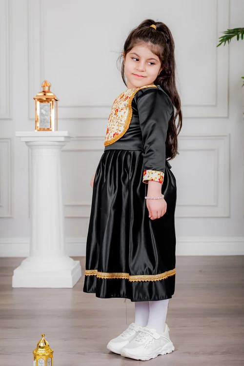 فستان بناتي تراثي قصير لون أسود مزين بتطريز ذهبي و بزخارف من الأمام و الأكمام