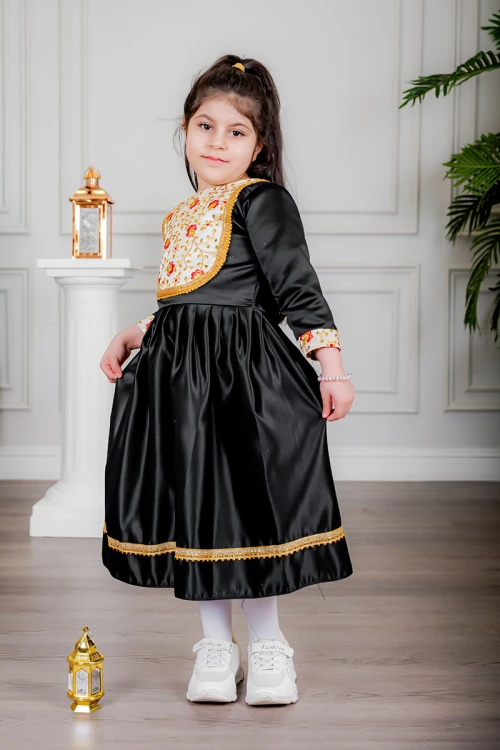 فستان بناتي تراثي قصير لون أسود مزين بتطريز ذهبي و بزخارف من الأمام و الأكمام