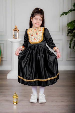 فستان بناتي تراثي قصير لون أسود مزين بتطريز ذهبي و بزخارف من الأمام و الأكمام