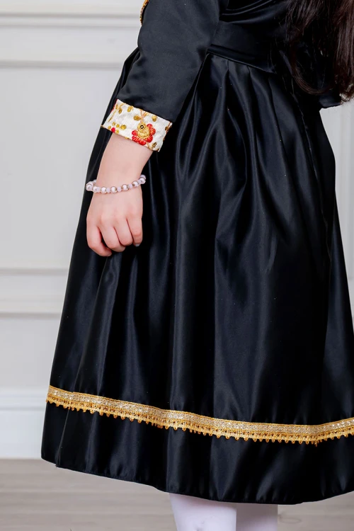 فستان بناتي تراثي قصير لون أسود مزين بتطريز ذهبي و بزخارف من الأمام و الأكمام
