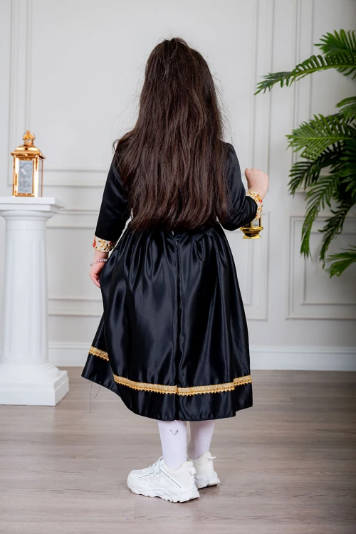 فستان بناتي تراثي قصير لون أسود مزين بتطريز ذهبي و بزخارف من الأمام و الأكمام