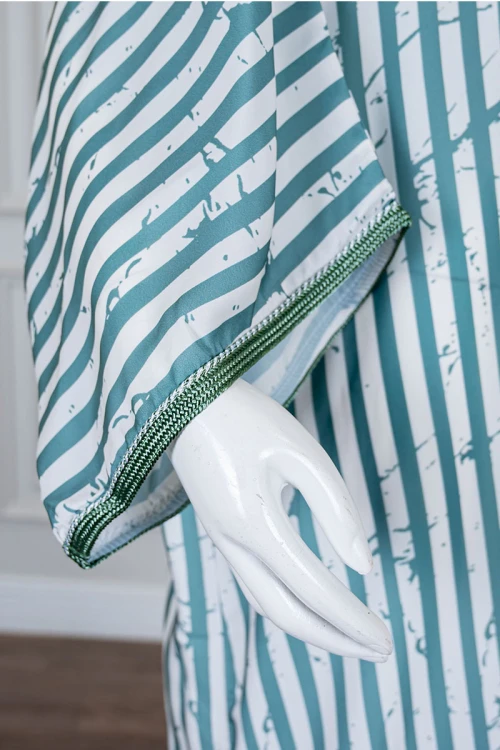 جلابية نسائية مغربية لون أخضر مقلم بكلفة مطرزة في الياقة و الأكمام