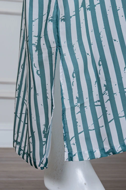 جلابية نسائية مغربية لون أخضر مقلم بكلفة مطرزة في الياقة و الأكمام