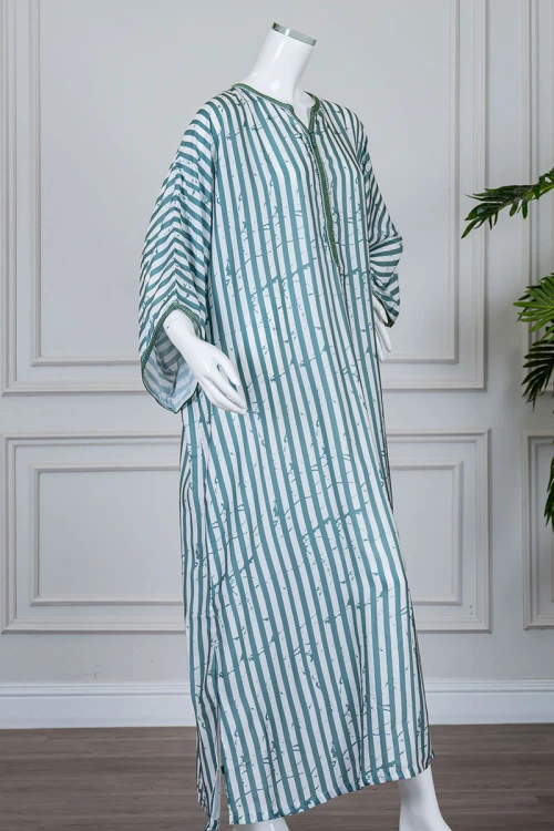 جلابية نسائية مغربية لون أخضر مقلم بكلفة مطرزة في الياقة و الأكمام