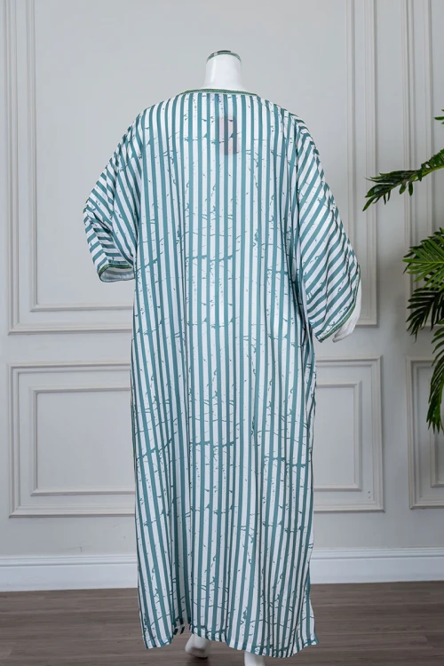 جلابية نسائية مغربية لون أخضر مقلم بكلفة مطرزة في الياقة و الأكمام