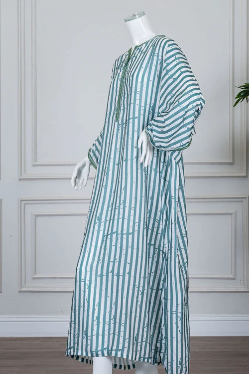 جلابية نسائية مغربية لون أخضر مقلم بكلفة مطرزة في الياقة و الأكمام