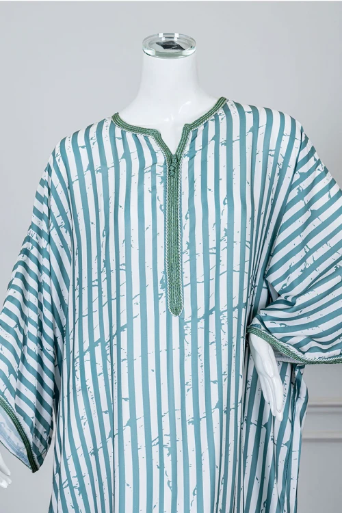 جلابية نسائية مغربية لون أخضر مقلم بكلفة مطرزة في الياقة و الأكمام