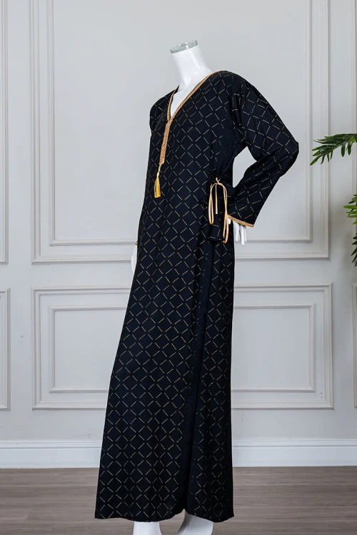 جلابية نسائية متعددة الألوان مزينة بفصوص لون فضي و بكلفة في الياقة و الأكمام و برباط في الجانبين