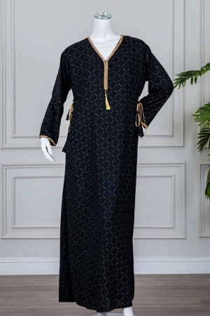 جلابية نسائية متعددة الألوان مزينة بفصوص لون فضي و بكلفة في الياقة و الأكمام و برباط في الجانبين 