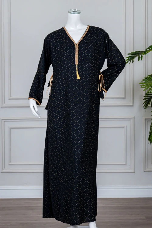 جلابية نسائية متعددة الألوان مزينة بفصوص لون فضي و بكلفة في الياقة و الأكمام و برباط في الجانبين