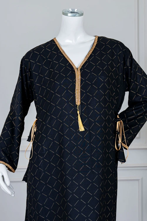 جلابية نسائية متعددة الألوان مزينة بفصوص لون فضي و بكلفة في الياقة و الأكمام و برباط في الجانبين