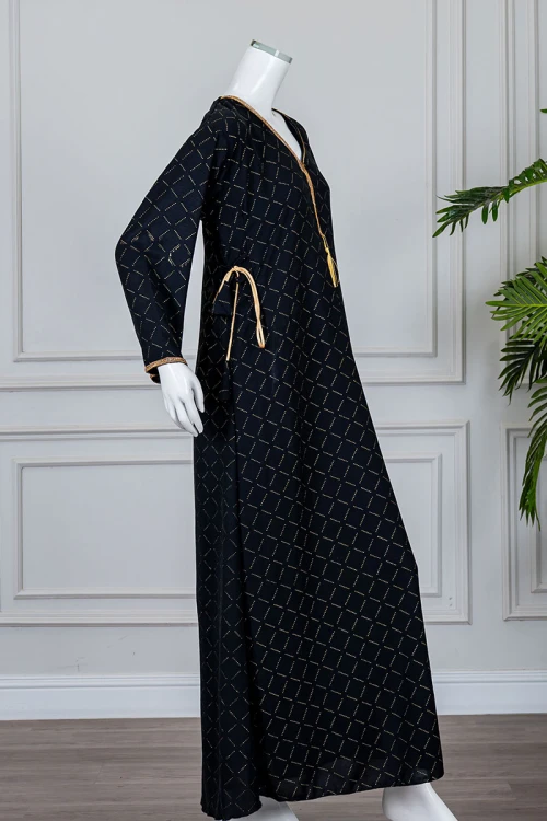 جلابية نسائية متعددة الألوان مزينة بفصوص لون فضي و بكلفة في الياقة و الأكمام و برباط في الجانبين