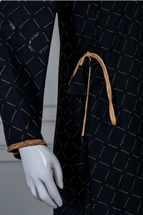 جلابية نسائية متعددة الألوان مزينة بفصوص لون فضي و بكلفة في الياقة و الأكمام و برباط في الجانبين