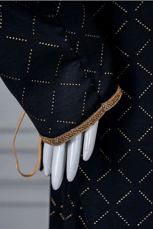 جلابية نسائية متعددة الألوان مزينة بفصوص لون فضي و بكلفة في الياقة و الأكمام و برباط في الجانبين