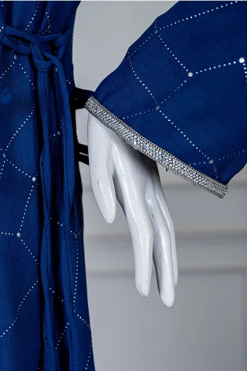 جلابية نسائية متعددة الألوان مزينة بفصوص لون فضي و بكلفة في الياقة و الأكمام و برباط في الجانبين