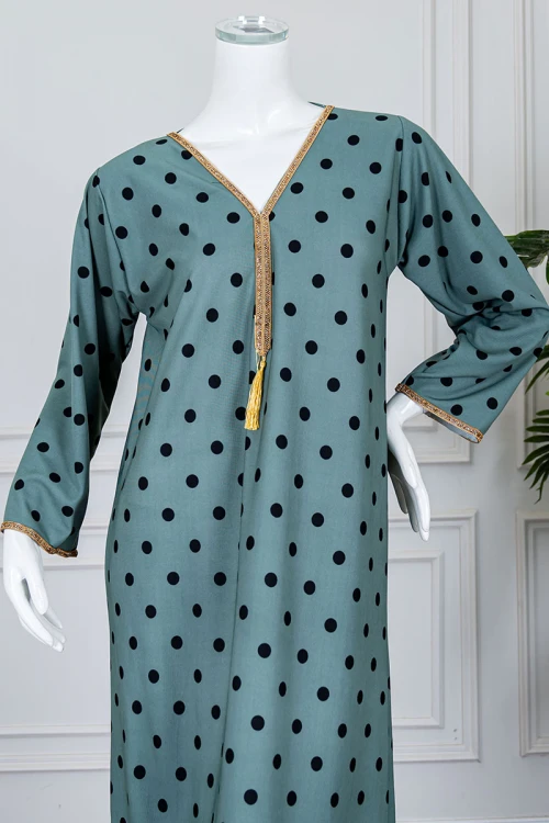 جلابية نسائية متعددة الألوان منقطة باللون الأسود مزينة بكلفة في الياقة و الأكمام