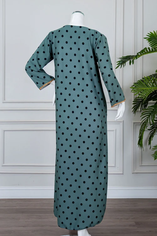 جلابية نسائية متعددة الألوان منقطة باللون الأسود مزينة بكلفة في الياقة و الأكمام