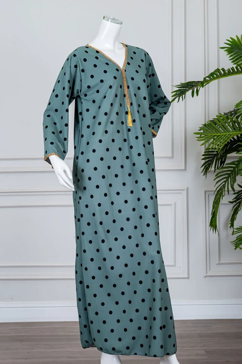 جلابية نسائية متعددة الألوان منقطة باللون الأسود مزينة بكلفة في الياقة و الأكمام