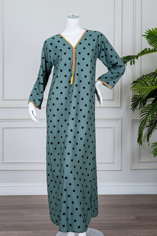 جلابية نسائية متعددة الألوان منقطة باللون الأسود مزينة بكلفة في الياقة و الأكمام