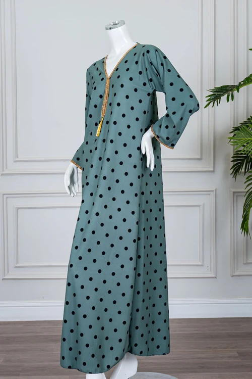 جلابية نسائية متعددة الألوان منقطة باللون الأسود مزينة بكلفة في الياقة و الأكمام