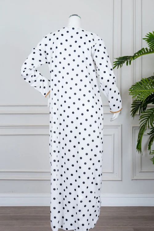 جلابية نسائية متعددة الألوان منقطة باللون الأسود مزينة بكلفة في الياقة و الأكمام