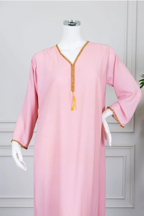 جلابية نسائية متعددة الألوان مزينة بكلفة في الياقة و الأكمام