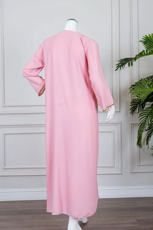 جلابية نسائية متعددة الألوان مزينة بكلفة في الياقة و الأكمام