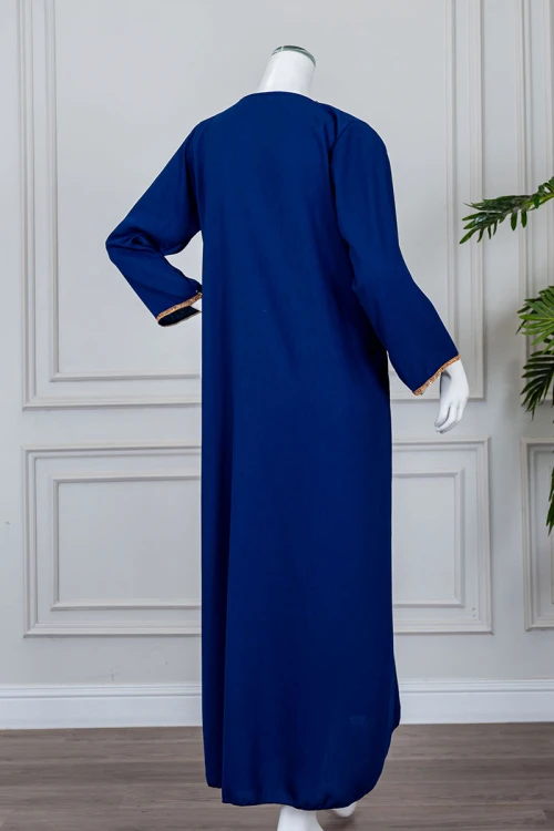 جلابية نسائية متعددة الألوان مزينة بكلفة في الياقة و الأكمام